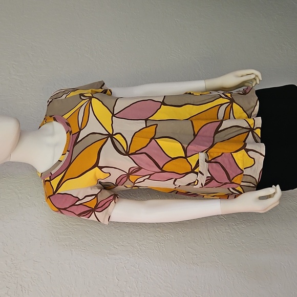 LOGO Floral Mod Short Sleeve Scoop Neck Top - Picture 2 of 9